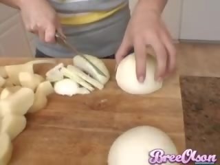 Seksi rambut pirang bree olsen tahu bagaimana untuk memasak