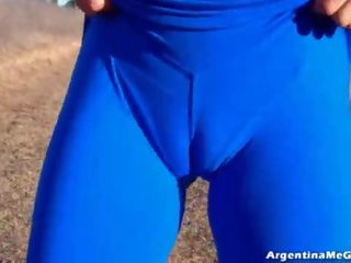 Impresionante cuerpo adolescente, que muestra apagado en un sucio carretera! tanga culo