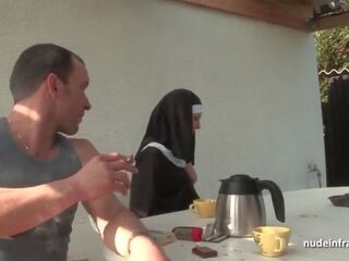 Mladý francúzske mníška análny styk v trojka s papy sexuálny sliedič
