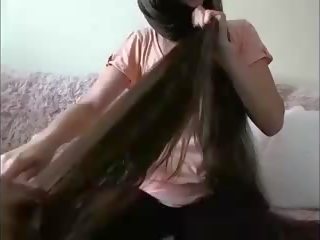 Fascinerende lang haired brunette hairplay hår brush våt hår